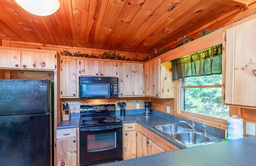 Ridgeline Vistas Cabina | Hawk`s Hideaway - Great Privacy, Amazing Views of Blue Ridge Mountains