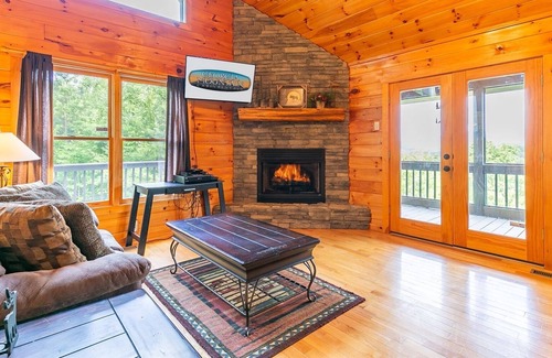 Ridgeline Vistas Cabina | Hawk`s Hideaway - Great Privacy, Amazing Views of Blue Ridge Mountains