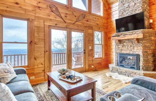 Lake Lure Casa | Hawk's View Log Cabin