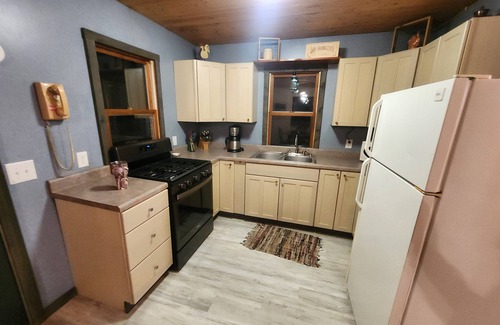 Paris Cabina | Hawkins Hideout Luxury Cabin, Wi-Fi, Hot Tub!
