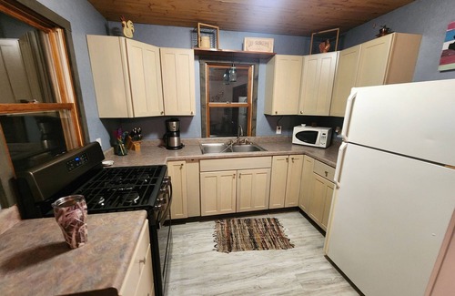 Paris Cabina | Hawkins Hideout Luxury Cabin, Wi-Fi, Hot Tub!