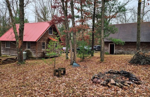 Paris Cabina | Hawkins Hideout Luxury Cabin, Wi-Fi, Hot Tub!
