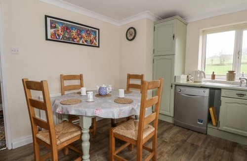 Longnor Cabaña | HAWKSBRIDGE BUNGALOW, pet friendly, with open fire in Leek