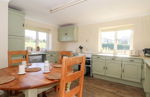 Longnor Cabaña | HAWKSBRIDGE BUNGALOW, pet friendly, with open fire in Leek