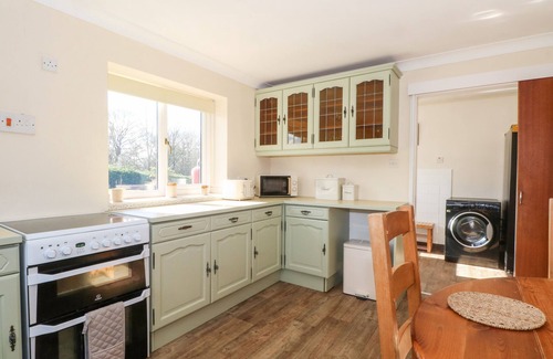Longnor Cabaña | HAWKSBRIDGE BUNGALOW, pet friendly, with open fire in Leek