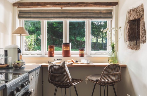 Sticklepath Cabaña | HAWTHORN COTTAGE AT COLLIHOLE, romantic, with open fire in Chagford