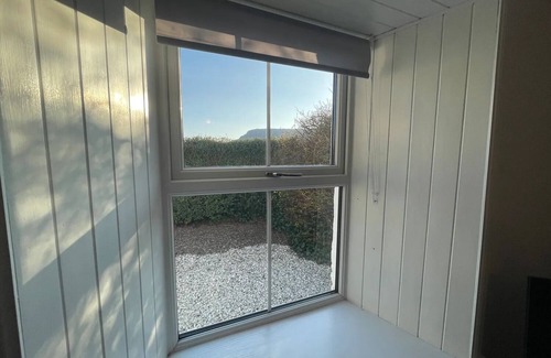 Torrin Cabaña | HAWTHORN DENE, pet friendly, cosy croft cottage with mountain views in Torrin