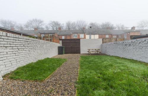 Ashington Casa | Hawthorn House-Sleeps 4-Pet friendly-Parking