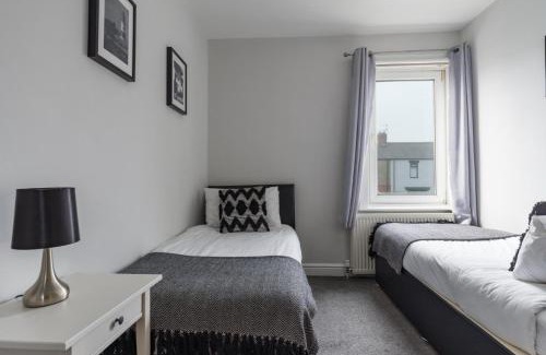 Ashington Casa | Hawthorn House-Sleeps 4-Pet friendly-Parking