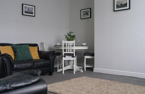 Ashington Casa | Hawthorn House-Sleeps 4-Pet friendly-Parking