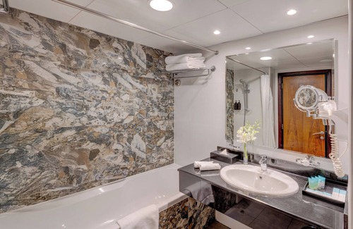 Al Zahiyah Hotel | Hawthorn Suites by Wyndham Abu Dhabi City Centre