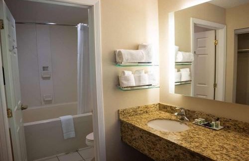 Erie Hotel | Hawthorn Suites