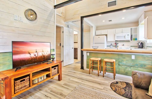 Blanco Cabina | Hayday Getaway - Convenient Pet Friendly Cottage