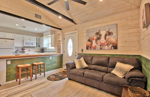 Blanco Cabina | Hayday Getaway - Convenient Pet Friendly Cottage