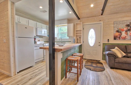 Blanco Cabina | Hayday Getaway - Convenient Pet Friendly Cottage