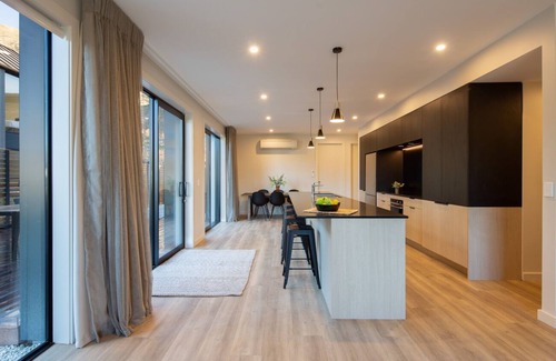 Lake Hayes Casa | Hayes Chalet, Alpine Escape 5BR Stay