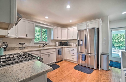 Hayesville Casa | Hayesville Lake Getaway w/ Balcony & Mtn Views!