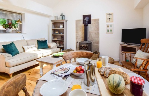 Ozleworth Cabaña | Hayloft at Walnut Farm - sleeps 2 guests in 1 bedroom
