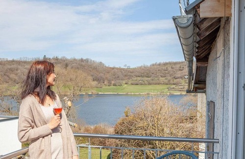 Schalkenmehren Apartamento | Hayloft with balcony and view of the Maar for 1-2 persons. - Hof Krebs, vacation apartments