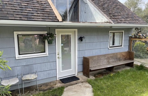 Amazon Cabaña | Hayward Cottage 250 meters from Hayward Field