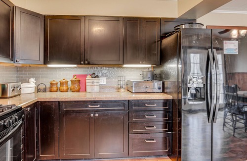 Hayward Casa | Hayward Home w/ Private Deck, Fire Pit & Kayak!