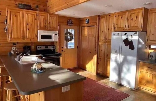 Hayward Cabina | Hayward, Round Lake Retreat! Private dock, 3 kayaks, beautifully maintained!