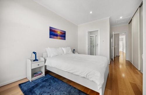 Adelaide Central Business District Casa | Haze on Gray