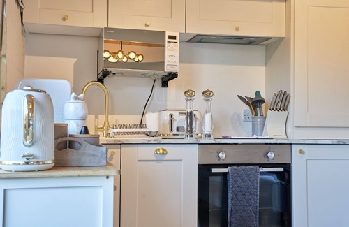 Blandford Saint Mary Chalet De Esquí | HAZEL - ROMANTIC ESCAPE | SLEEPS 2 | HOT TUB | BBQ | PETS ALLOWED | WI-FI | SECLUDED PATIO