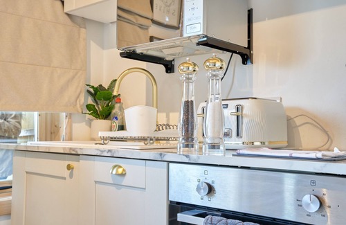 Blandford Saint Mary Chalet De Esquí | HAZEL - ROMANTIC ESCAPE | SLEEPS 2 | HOT TUB | BBQ | PETS ALLOWED | WI-FI | SECLUDED PATIO