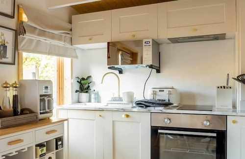 Blandford Saint Mary Chalet De Esquí | HAZEL - ROMANTIC ESCAPE | SLEEPS 2 | HOT TUB | BBQ | PETS ALLOWED | WI-FI | SECLUDED PATIO