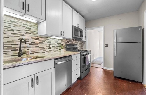 Ames Casa | Hazel St · The Hideaway on Hazel- Hot Tub, Firepit & Big yard