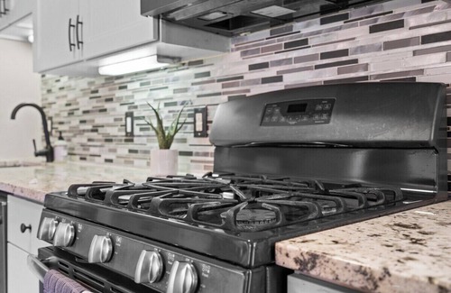 Ames Casa | Hazel St · The Hideaway on Hazel- Hot Tub, Firepit & Big yard