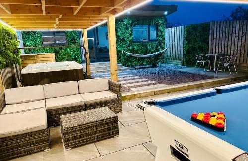Galston Chalet De Esquí | Hazells Lodge Farm Stay Sleeps 2 Undercover Hottub and Pool Table