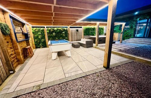 Galston Chalet De Esquí | Hazells Lodge Farm Stay Sleeps 2 Undercover Hottub and Pool Table