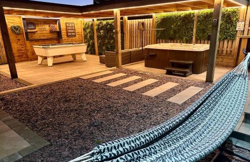 Galston Chalet De Esquí | Hazells Lodge Farm Stay Sleeps 2 Undercover Hottub and Pool Table