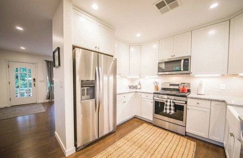 Hacienda Casa | Hazels Hideaway: Hot Tub | Redwoods | Bonus Room!