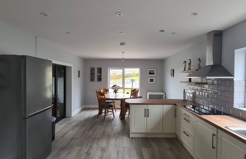 Letterkenny Casa | Hazelwood Lodge: Modern Bright & Spacious Bungalow with a Beautiful Valley View.