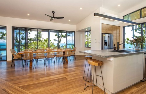Picnic Bay Casa | Headland House - Picnic Bay, QLD