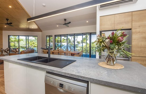 Picnic Bay Casa | Headland House - Picnic Bay, QLD