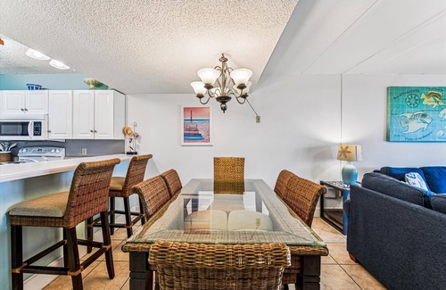 St. George Island Condominio | HEAR THE ROAR of the ocean and the slow flapping of the blue herons.