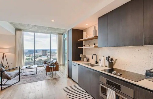 Downtown Austin Apartamento | Heart of Austin 2BR: Pool, Gym, & Amazing Views!