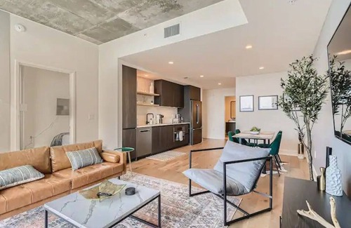 Downtown Austin Apartamento | Heart of Austin 2BR: Pool, Gym, & Amazing Views!
