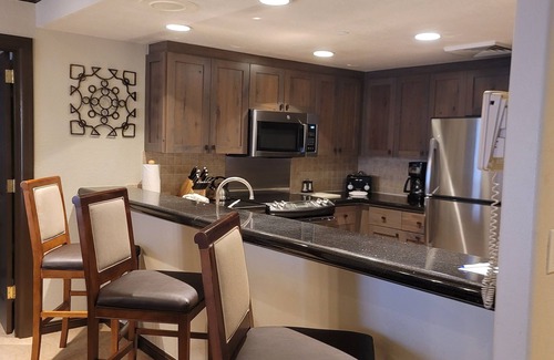 Highlands Townhomes Complejo | Heart of Beaver Creek Village- 3-bedroom/3-bath Condo in St. James Place.