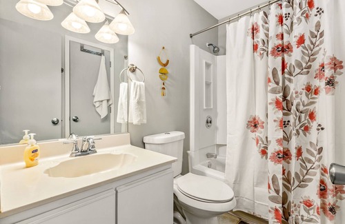 Chapel Hill Condominio | Heart of Chapel Hill - Lovely Spacious 2BD2BTH