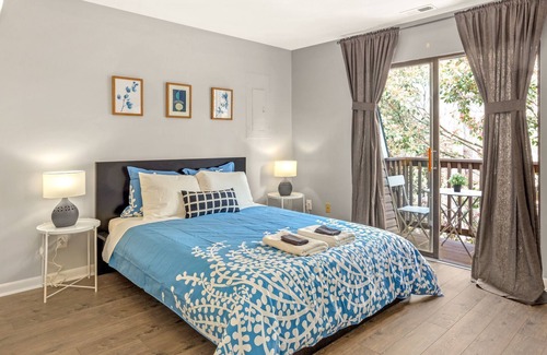 Chapel Hill Condominio | Heart of Chapel Hill - Lovely Spacious 2BD2BTH