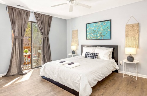 Chapel Hill Condominio | Heart of Chapel Hill - Lovely Spacious 2BD2BTH
