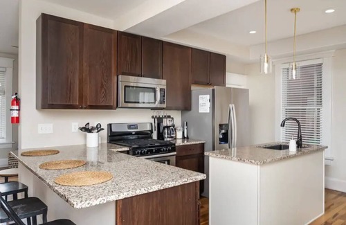 Victorian Village Casa | Heart of Columbus- Private Parking & Yard
