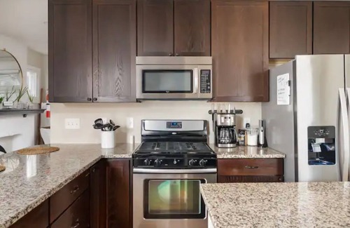 Victorian Village Casa | Heart of Columbus- Private Parking & Yard