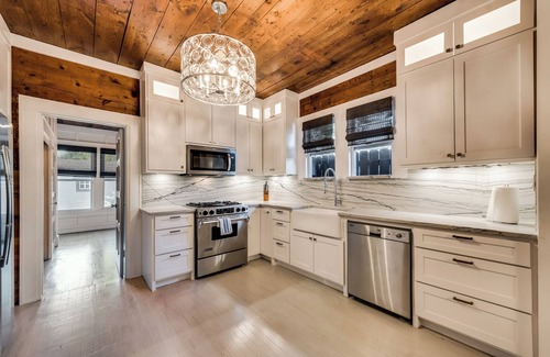 Knox - Henderson Casa | Heart of Dallas, 3 Bedroom, King Bed, Amazing Backyard