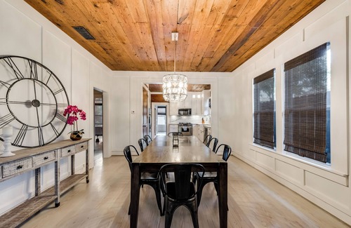 Knox - Henderson Casa | Heart of Dallas, 3 Bedroom, King Bed, Amazing Backyard